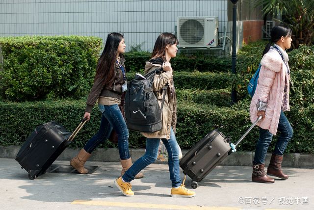 实拍流水线打工妹搬家,行李少得可怜,一个厂到另一个厂瞬间完成